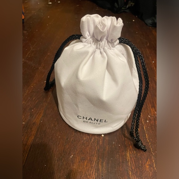 Chanel beute white pouch with black drawstrings - Picture 1 of 4
